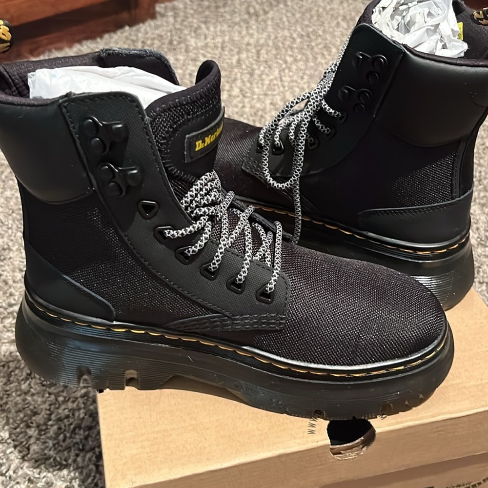 NIB Women’s Dr. Martens Black Boots Size 6 - Picture 7 of 8